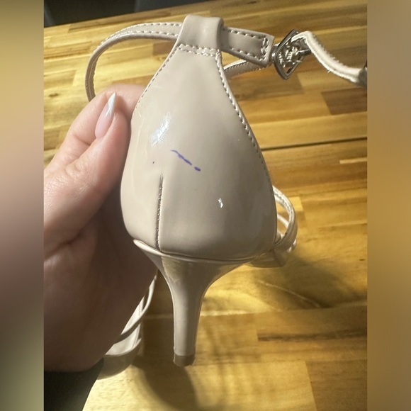 Le Chateaux Women’s Low Heel Shoe (Nude) 7 US - Picture 7 of 7